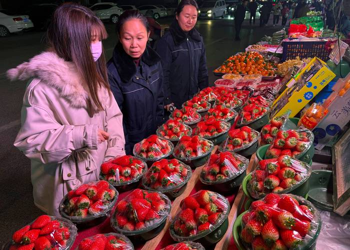 大荔 农产品夜市点亮消费，城管贴心服务助增收